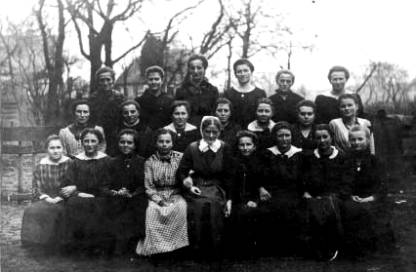 Deutsch-Paulsdorfer Mädchengruppe mit der Gemeindediakonisse Schwester Martha, 1918