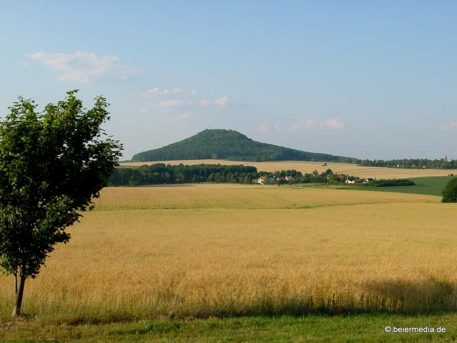 Abbildung: Blick über den Markersdorfer Ortsteil Pfaffendorf zur Landeskrone.