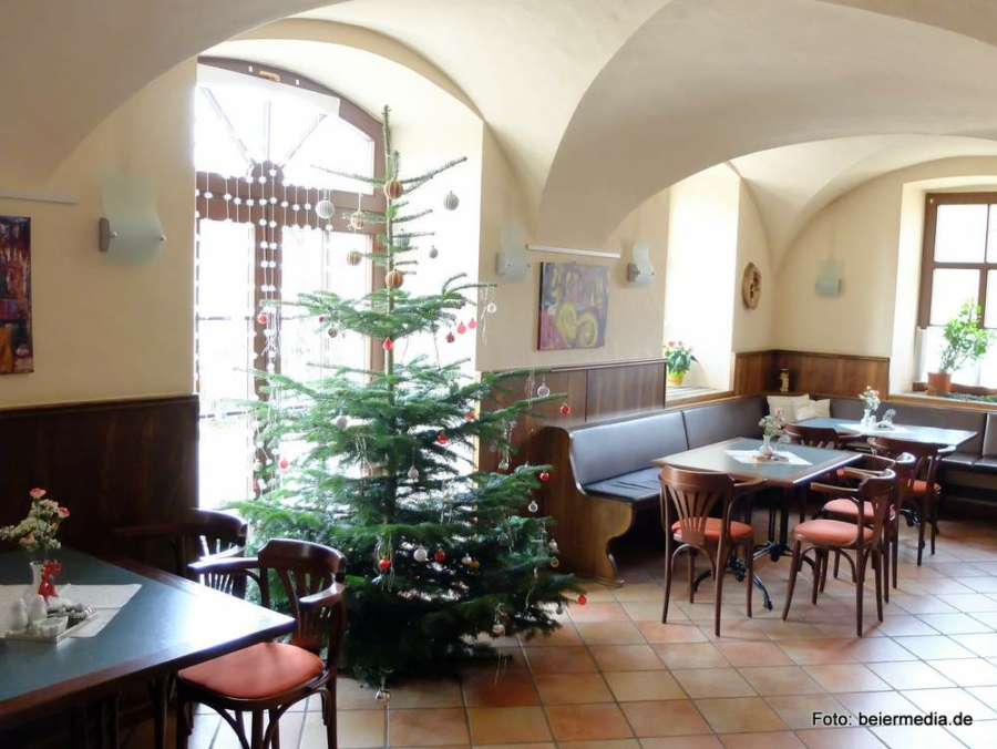 Abbildung: Mit einem Weihnachtsbaum liebevoll geschmückt ist der Gastraum des Gasthofs 