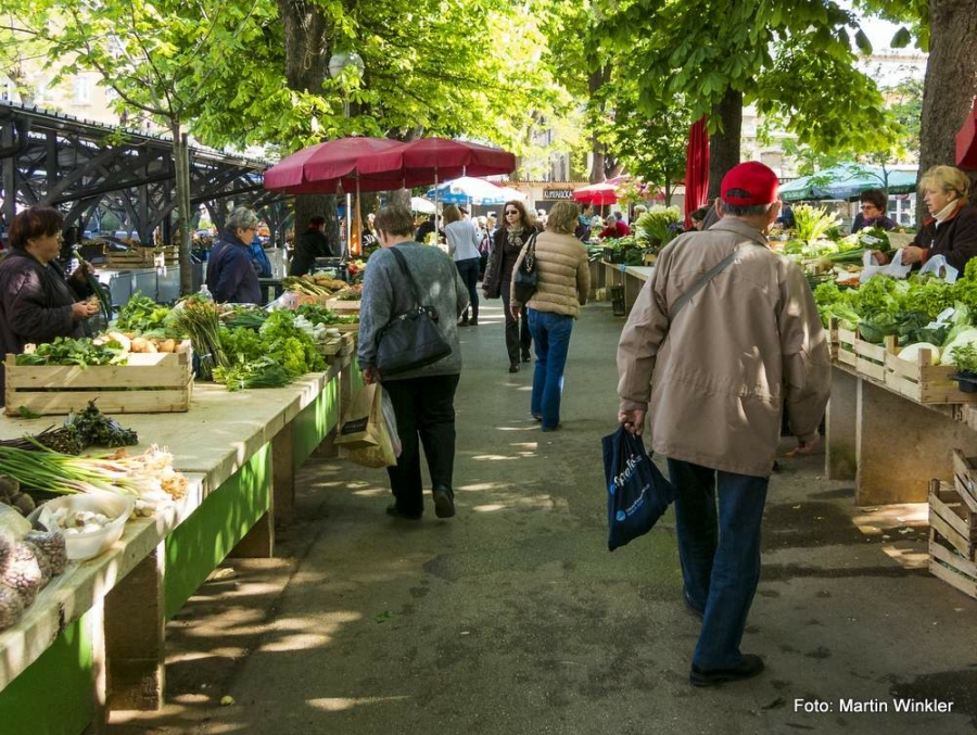 Abbildung oben: Ein Wochenmarkt in der Stadt - doch auch auf dem Land kann man sich frische Lebensmittel an die Wohnungstür liefern lassen.