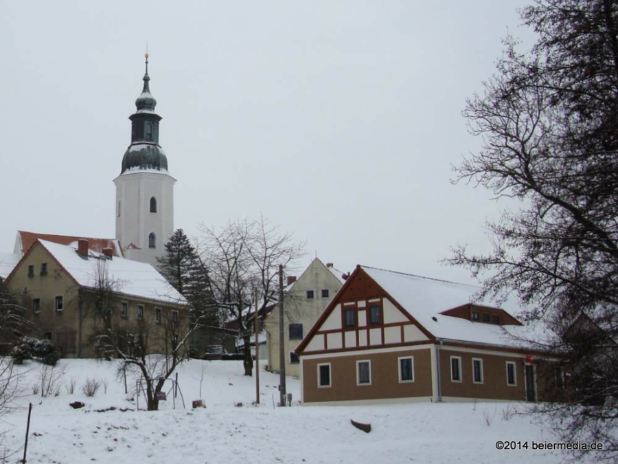 Abbildung: Blick auf die Friedersdorfer Kirche St. Ursula am 30. Dezember 2014.