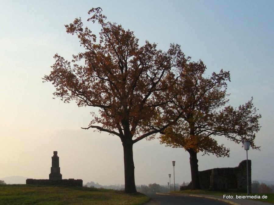 Die Abbildung zeigt links das große Kriegerdenkmal 1914-1918, rechts die von den Hussiten zerstörte Barbarakapelle, an der das Denkmal an den deutsch-französichen Krieg 1870-1871 steht.
