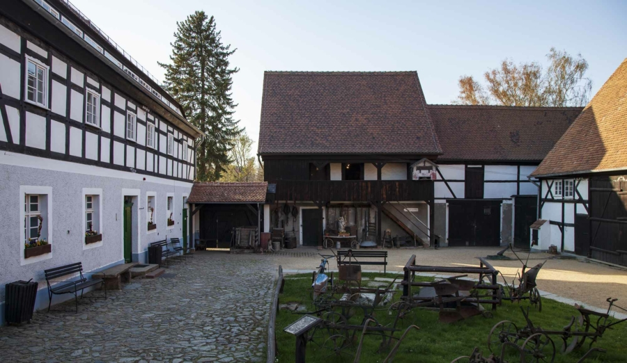 Das Dorfmuseum Markersdorf ist in einem Vierseithof untergebracht und verfügt zudem über mehrere Nebengebäude