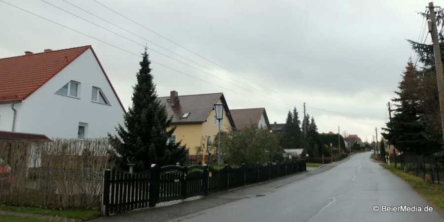 Der Kirchberg in Markersdorf. Äußerlich erkennbar ist die Digitalisierung nur am DSL-Kabel am Mast ganz rechts.