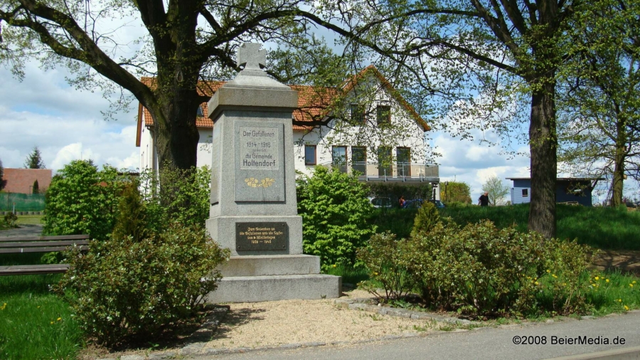 Das Kriegerdenkmal in Holtendorf im Archivfoto von 2008