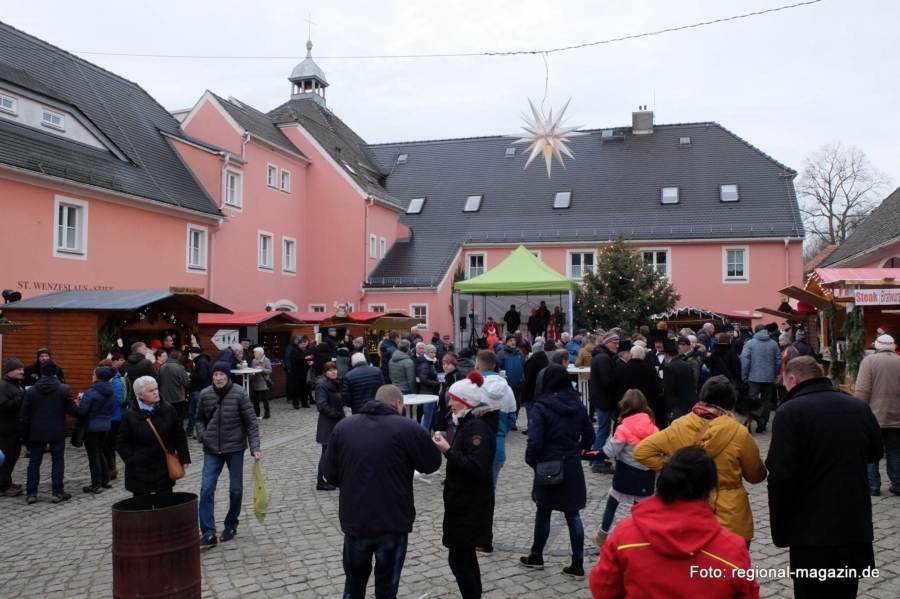 Der Hof des St. Wenzeslaus-Stiftes bietet die perfekte Kulisse für den liebevoll gestalteten Jauernicker Weihnachtsmarkt