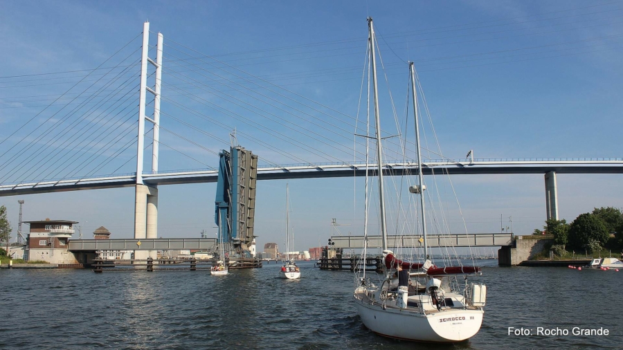 Die imposante Rügenbrücke über den Strelasund ist das jüngste Wahrzeichen Stralsunds