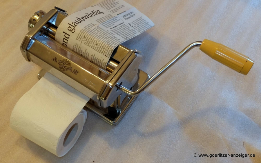 Ein weiterentwickelte Nudelmaschine und ständig neu eingehende Zeitungen sichern den Toilettenpapierbestand in Haushalt und Betrieb, was zugleich den Einzelhandel entlastet