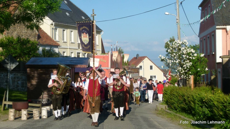 Festumzug zu 1050 Jahre Jauernick-Buschbach im Jahr 2017, an der Spitze der Musikverein der Partnergemeinde Emersacker