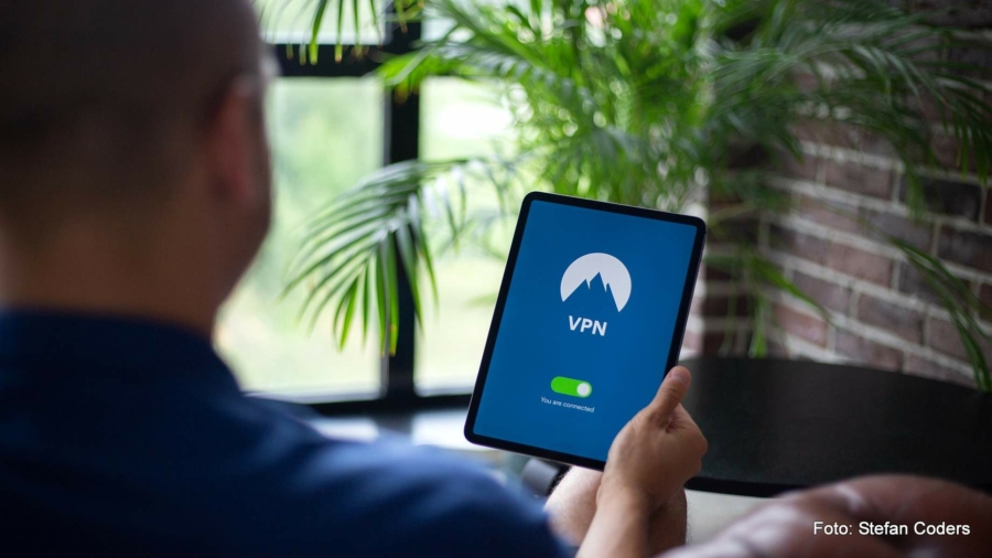 VPN, ein Virtual Private Network, kann den eigenen Datenverkehr weitestgehend abschirmen, so lange sich kein Teilnehmer beispielsweise in ein soziales Netzwerk einloggt