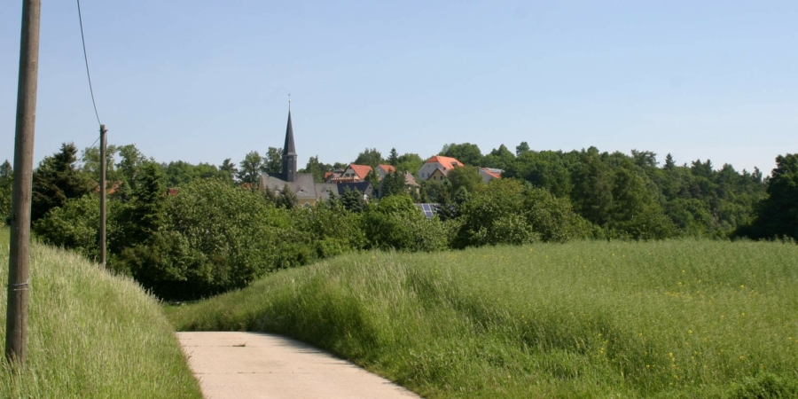 Jauernick-Buschbach mit der im Jahr 1443 geweihten St. Wenzeslaus-Kirche. Eine Kirche in Jauernick wurde erstmal im Juni 1242 erwähnt