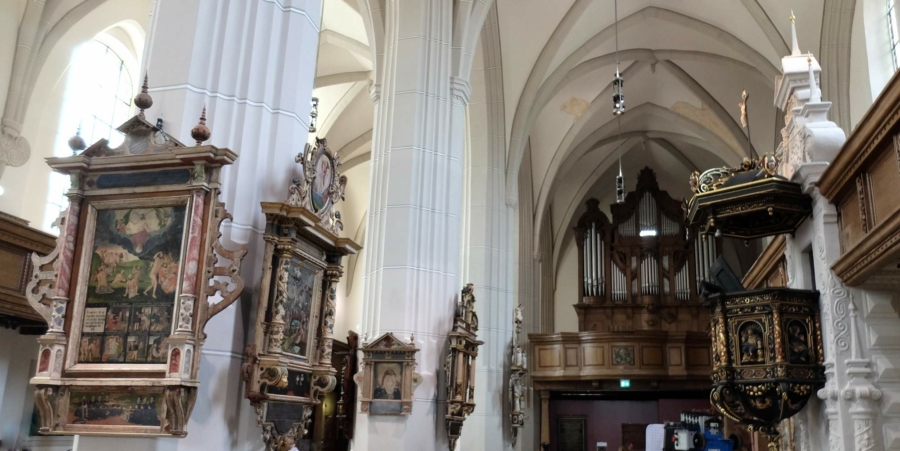 Epitaphien – hier der Zittauer Epitaphienschatz in der Klosterkirche des Museums Franziskanerkloster Zittau – haben in gewisser Weise einen ganz besonderen Rahmen