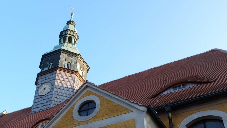 Die Turmuhr von St. Michaelis gibt in Markersdorf an, was das Stündlein geschlagen hat