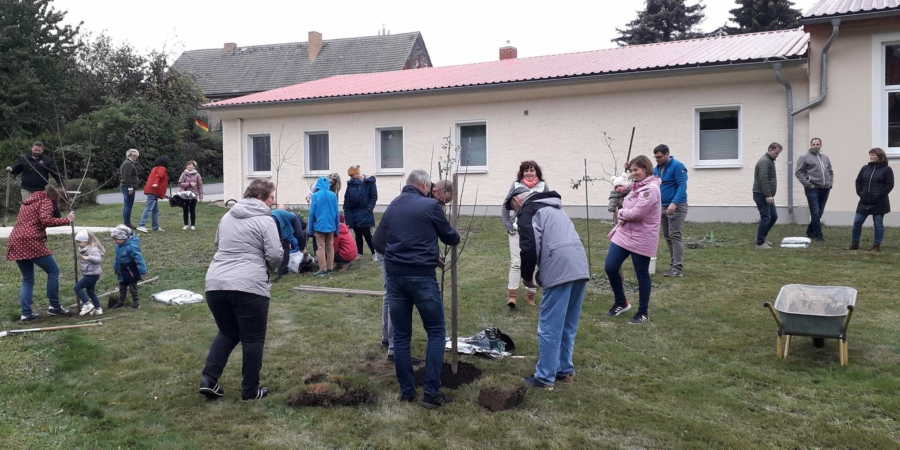 Spaß und gute Laune gehören dazu, wenn in Friedersdorf die Familien für ihren Zuwachs ein Bäumchen pflanzen