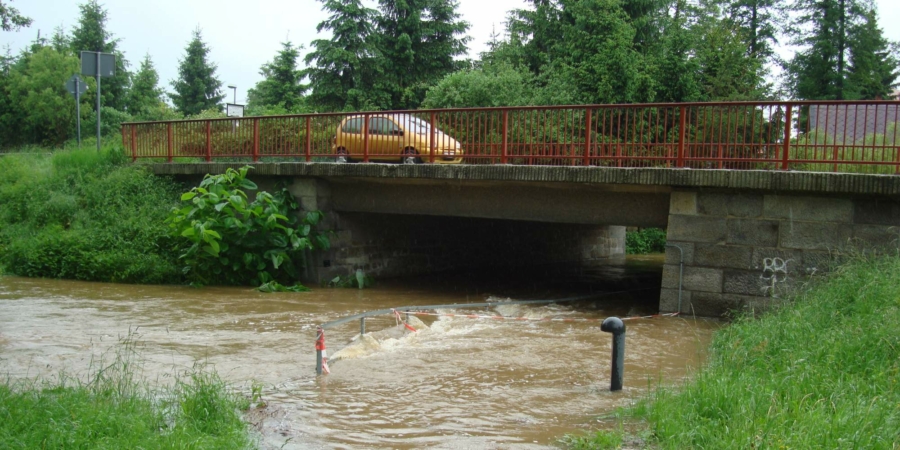 Im Juni 2013 führte der Weiße Schöps in Markersdorf nach starkem Regen Hochwasser, hier ist unter der Bundesstraße vom Rad- und Gehweg nichts mehr zu sehen
