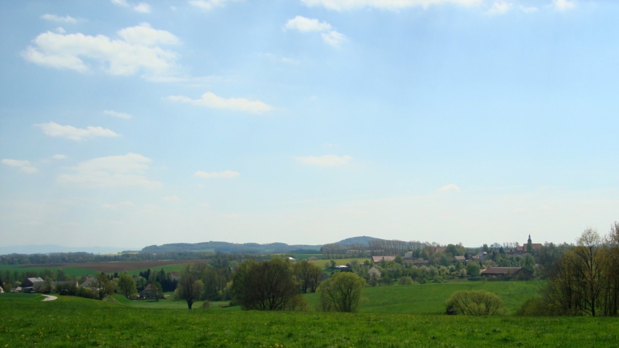 Markersdorf, im Hintergrund von links die Ausläufer der Sudeten, Jauernick-Bischbach und das Rotstein-Massiv, das älteste sächsische Natiurschutzgebiet