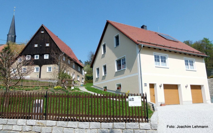 Wohnen im Dorf: Manchmal sind wie hier in Jauernick-Buschbach alt und neu dicht beieinander