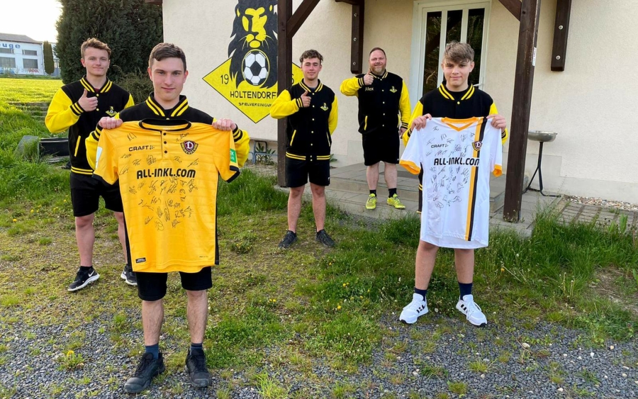 Eine Anerkennung aus Dresden: Zwei Shirts mit den Unterschriften der Dynamo-Spieler