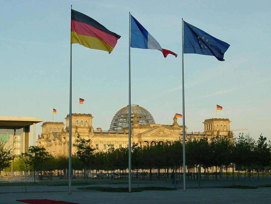 Blick zum Bundeskanzleramt zum Reichstag, dem Sitz des Deutschen Bundestags