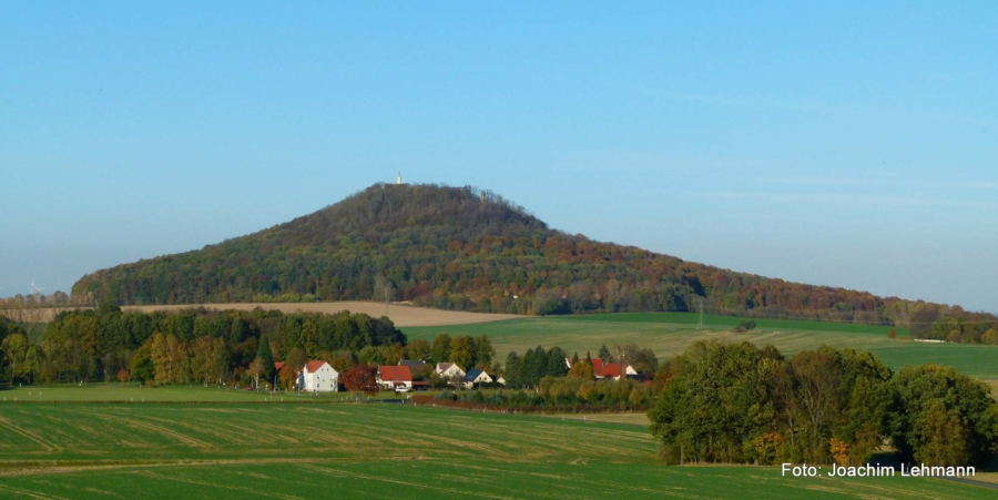 Den Blick auf die Pfaffendorfer Feldhäuser vor der Landeskrone hat Joachim Lehmann aus Jauernick-Buschbach am 28. Oktober 2021 eingefangen