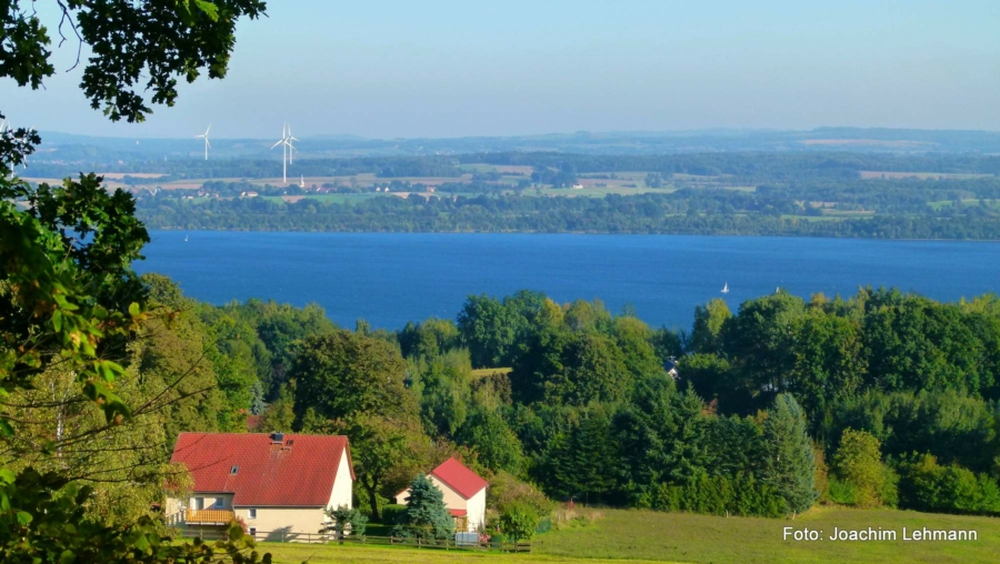 Ein Blick aus der Markersdorfer Ortschaft Jauernick-Buschbach über den Berzdorfer See, festgehalten an einem Oktobernachmittag des Jahres 2021