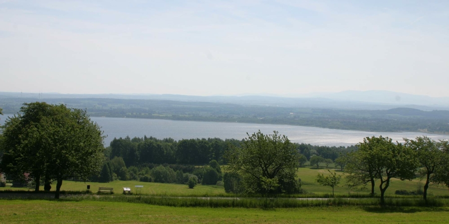 Blick von Jauernick-Buschbach über die Kirschallee über den Berzdorfer See bis in die Ausläufer der Sudeten
