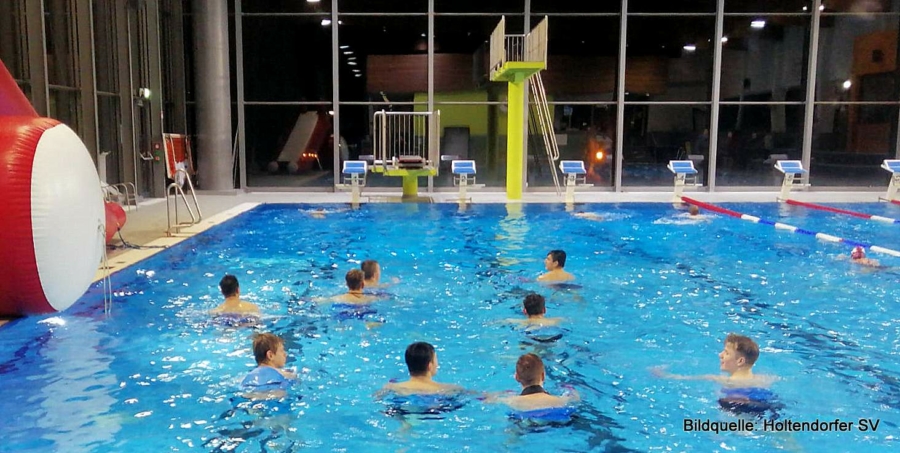 Die Holtendorfer A-Jugend geht baden – aber keinesfalls im übertragenen Sinne! 