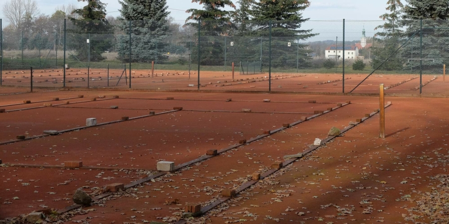 Die Tennisplätze in Gersdorf sind im Winterschlaf, die fleißige Spielergemeinschaft hat sie dafür hergerichtet