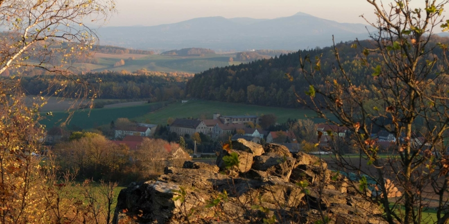 Blick vom 471 Meter hohen Großen Stein bei Spitzkunnersdorf zum Jeschken, dem Wahrzeichen der sächsisch-böhmisch-schlesischen Dreiländerregion um Zittau