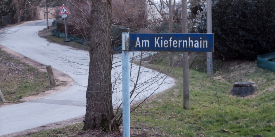 Die Straße Am Kiefernhain in der Markersdorfer Ortschaft Holtendorf mündet in die Mittelstraße