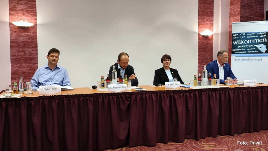 Noch einmal Konzentration kurz vor Beginn des Kandidatenforums des Unternehmerverbandes Görlitz am 24. Mai 2022 im Parkhotel Görlitz. Als Landrat bzw. Landrätin kandidieren (von links) Sylvio Arndt (parteilos), Dr. Stephan Meyer (CDU), Kristin Schütz (FDP) und Sebastian Wippel (AfD)