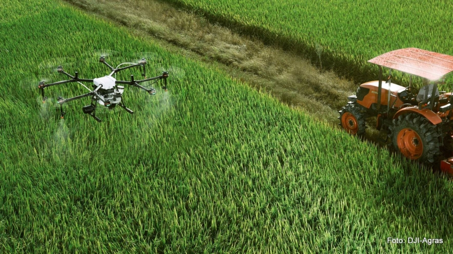 Bei geringen Mengen und in schwierigen Lagen können Pflanzenschutz- und Düngemittel auch mit Drohnen ausgebracht werden