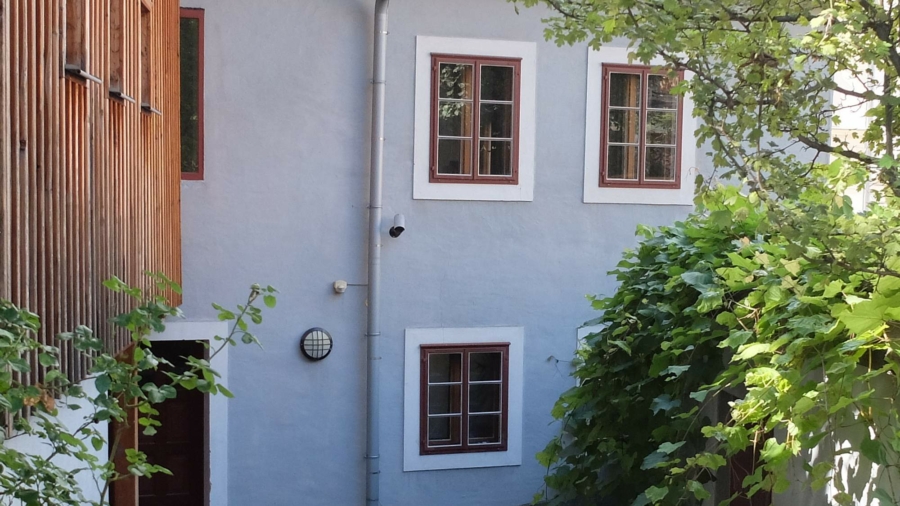 Am Zittauer Vereinshaus, einem sanierten Handwerkerhaus, sind die von außen vorgesetzten und energiesparenden Doppelfenster gut erkennbar