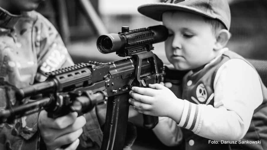 Geht gar nicht: Kinder an echten Waffen