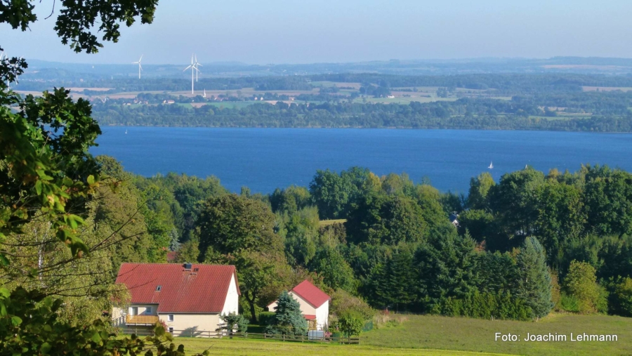 Blick von Jauernick-Buschbach über den Berzdorfer See, im Hintergrund die Kirche von Wendisch Ossig (Osiek Łużycki)