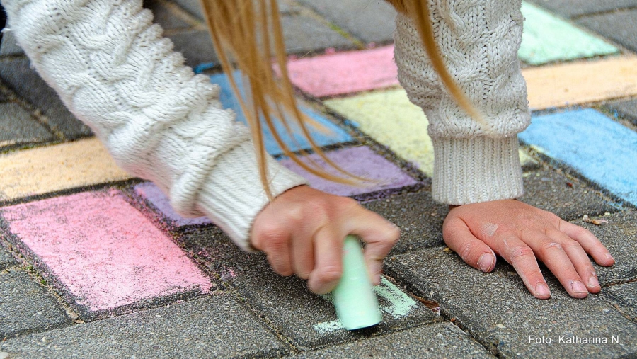 Kinder zu Bewegung und Kreativität anregen: Die  Spielhütte im Verkehrsgarten der Grundschule Markersdorf ist dafür genau richtig