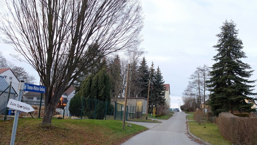 Die wichtigste Zufahrt zum Holtendorfer Gewerbegebiet ist die Straße Zur Thomas-Müntzer-Siedlung