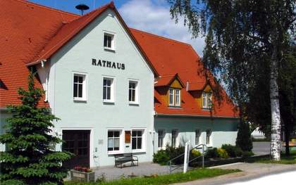 Ein Rathaus hat die zukünftige Stadt Markersdorf bereits.